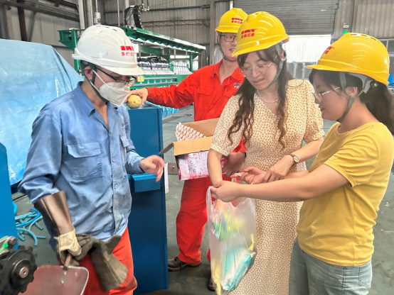 四川多维过滤设备公司工会委员会为车间工人送清凉-1 四川多维过滤设备公司工会委员会为车间工人送清凉-1